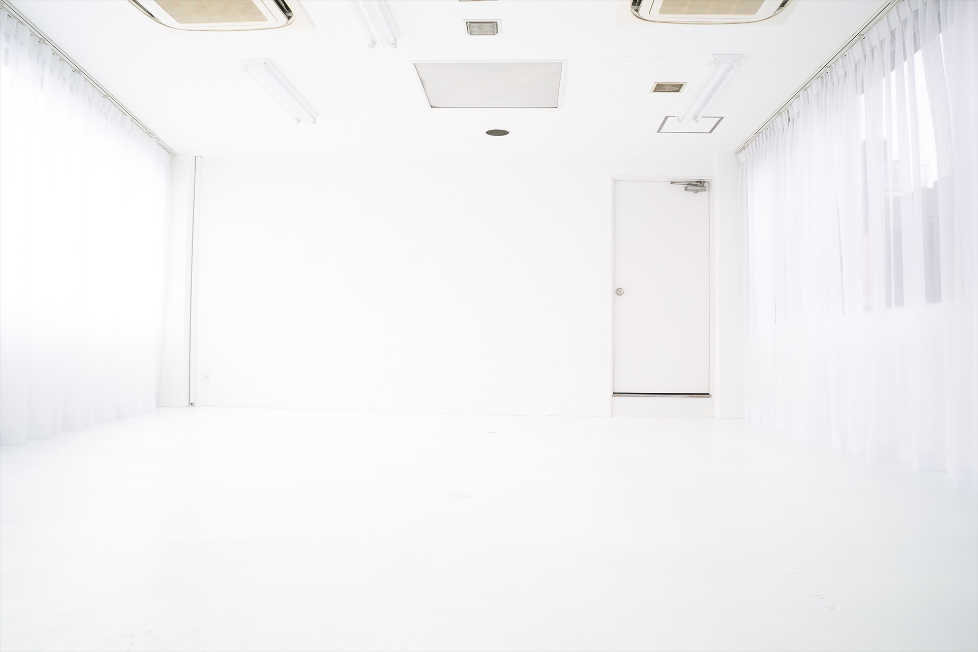 白ホリゾント 白い部屋 大阪本町撮影スタジオ Luzz Studio