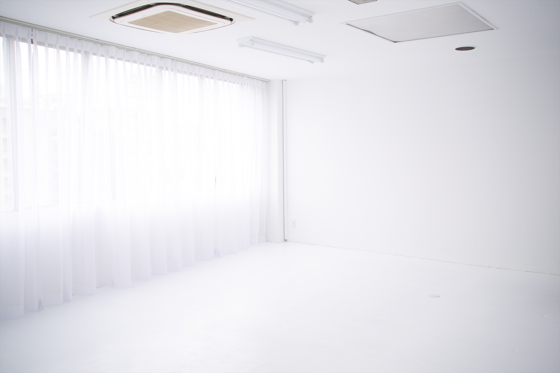 白ホリゾント 白い部屋 大阪本町撮影スタジオ Luzz Studio