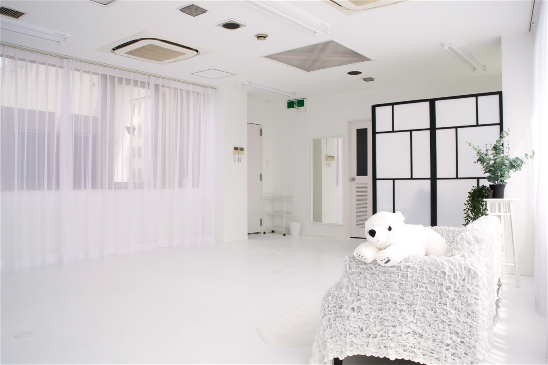 白ホリゾント 白い部屋 大阪本町撮影スタジオ Luzz Studio