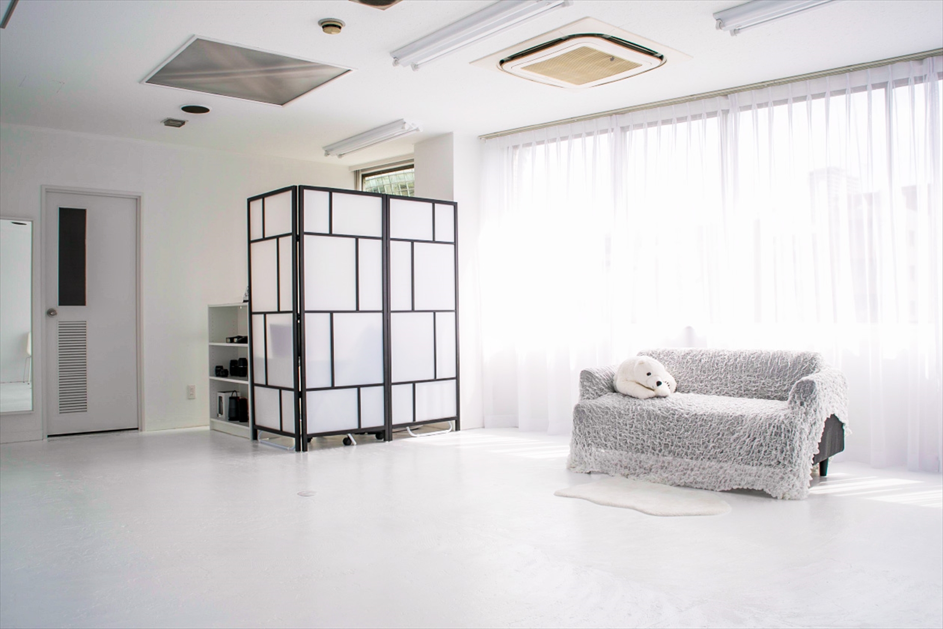 白ホリゾント 白い部屋 大阪本町撮影スタジオ Luzz Studio
