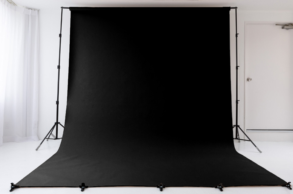 株式会社ラズスタジオの自社スタジオ「LUZZ STUDIO(ラズスタジオ)」の有料レンタル背景紙ブラックの写真
