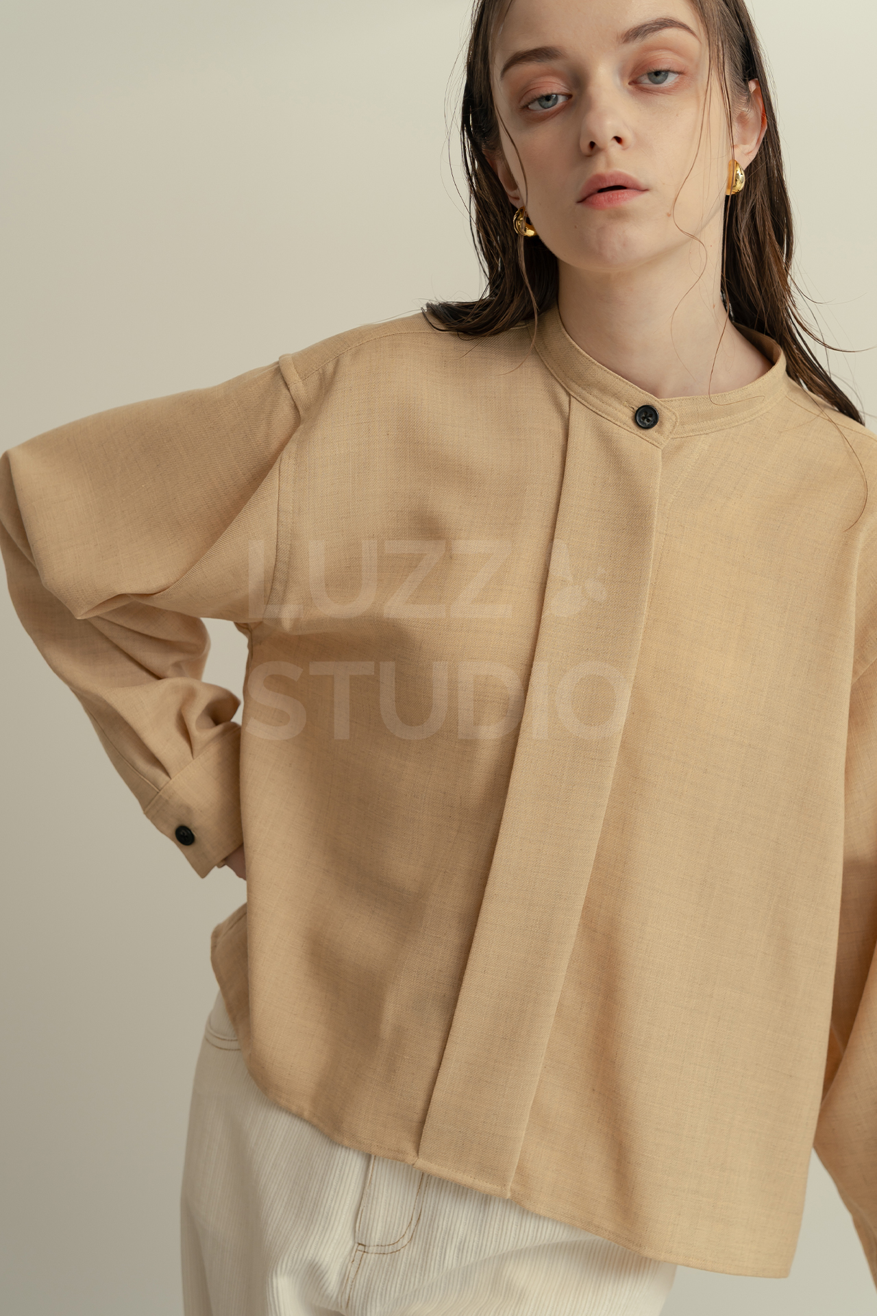 ベージュのシャツを着用し、洋服のディティールを一目でわかるようなビジュアルに仕上げたレディスモデルアパレル撮影写真