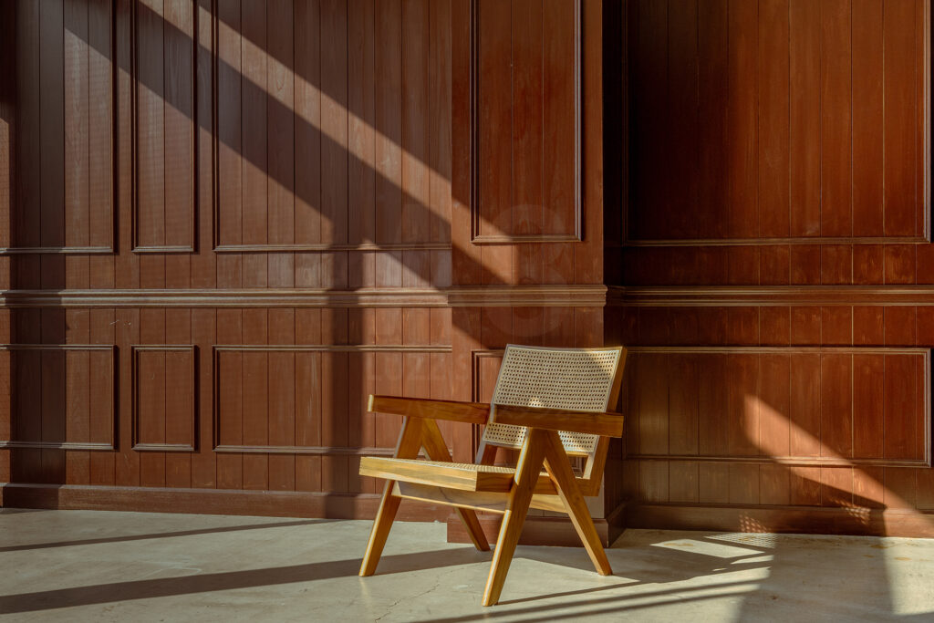 撮影代行会社・株式会社ラズスタジオが撮影依頼に対応する自社撮影スタジオ「A8 LUZZ STUDIO」の室内写真。木目壁の落ち着いた空間で多様な撮影に対応