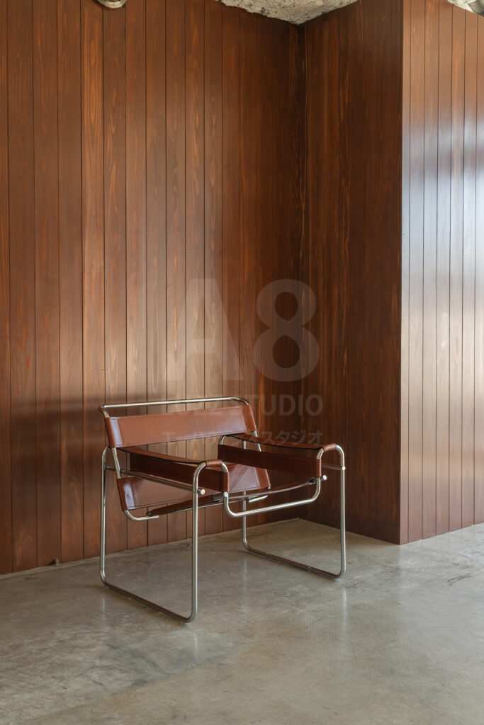 撮影代行会社・株式会社ラズスタジオが撮影依頼に対応する自社撮影スタジオ「A8 LUZZ STUDIO」の室内写真。木目壁の落ち着いた空間で多様な撮影に対応