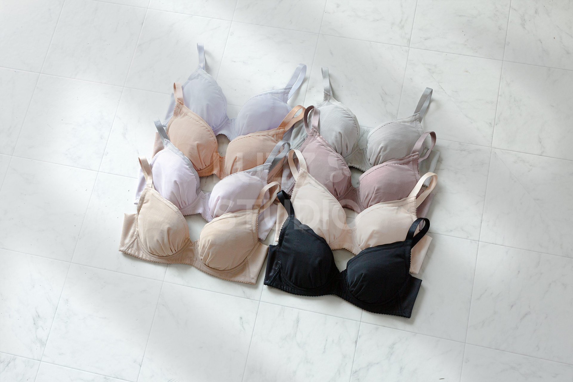 大理石のフロアシートのの上に8色ののブラジャーを配置した商品撮影写真。光の陰影による春夏のさわやかな印象をプラスしながら各色の違いが判るように計算されて配置されている