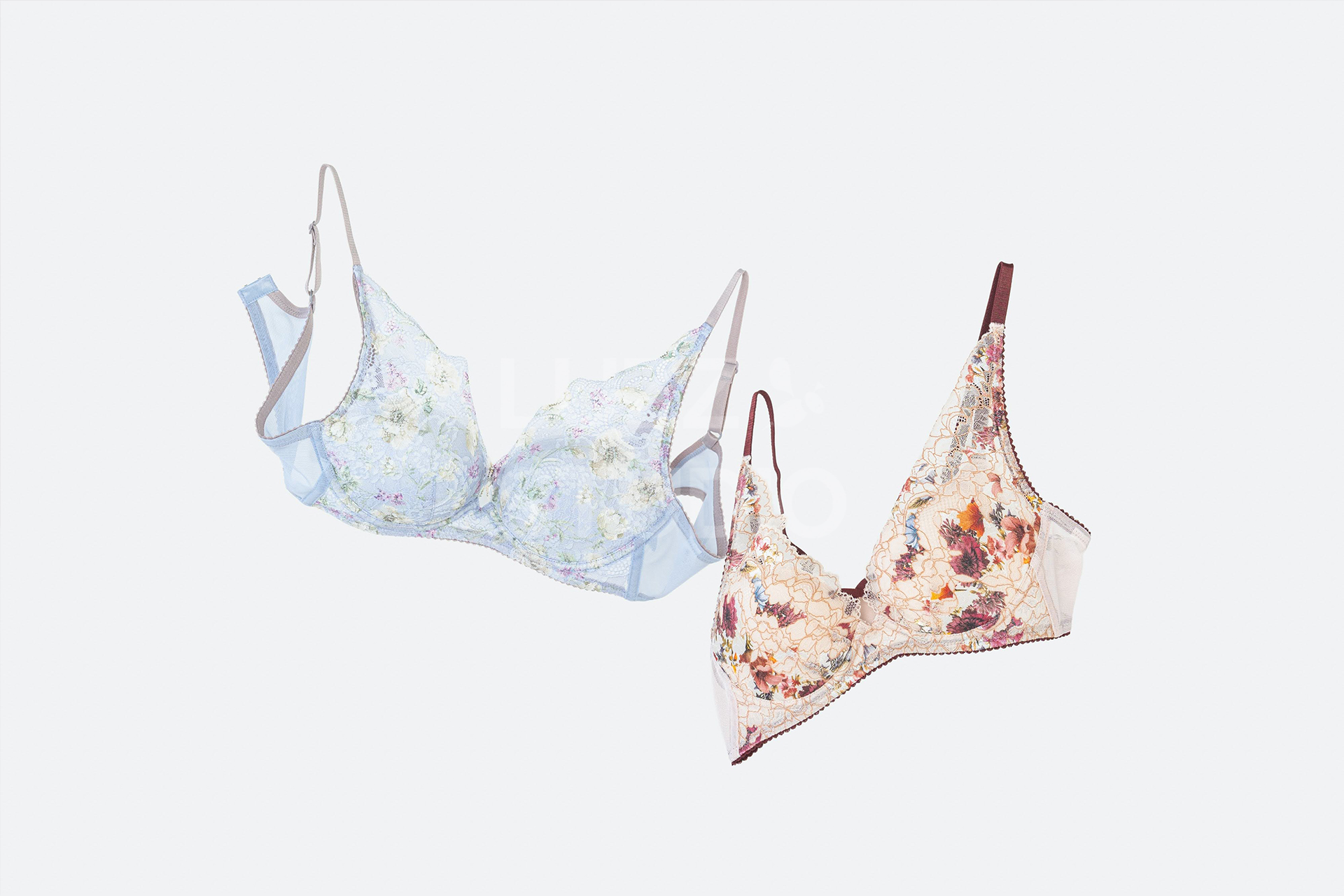 白壁背景ににブルーとベージュのブラジャーが宙に浮いた状態の商品撮影写真。浮いているという非日常の演出と合わせて、商品の軽やかさを演出。クリック率にも貢献する演出