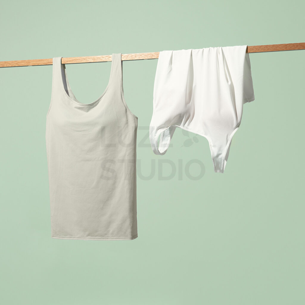 商品撮影:グリーンイエローの背景紙を使ったウェブサイト・販促用の女性用下着