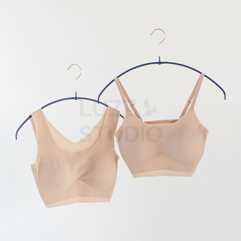 商品撮影:ハンガーで浮かしたように見せてインパクトを訴求したウェブサイト・販促用の女性用下着