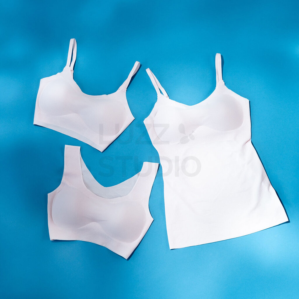 EC撮影:ブルーの背景紙を使用した、シンプルでインパクトのある女性用アンダーウェア商品