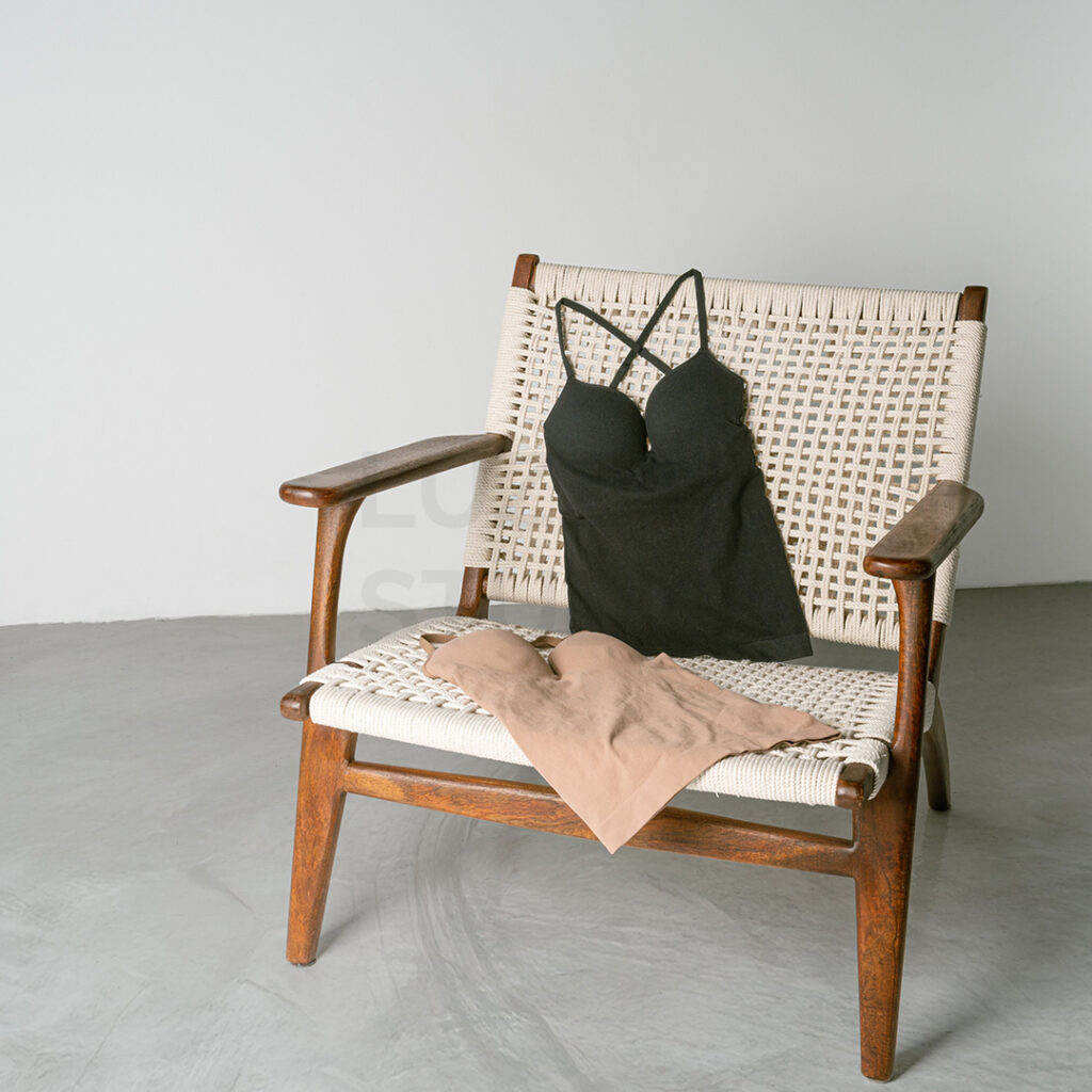 商品撮影:ヴィンテージチェアを用いてアートに仕上げたウェブサイト・販促用の女性用下着