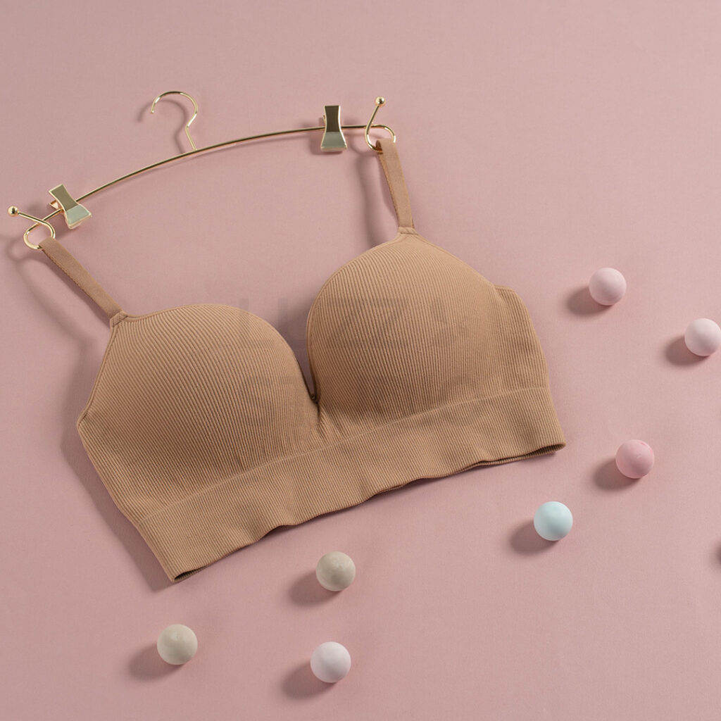 商品撮影:淡いピンクの背景で可愛すぎない大人おしゃれに仕上げたウェブサイト・販促用の女性用下着