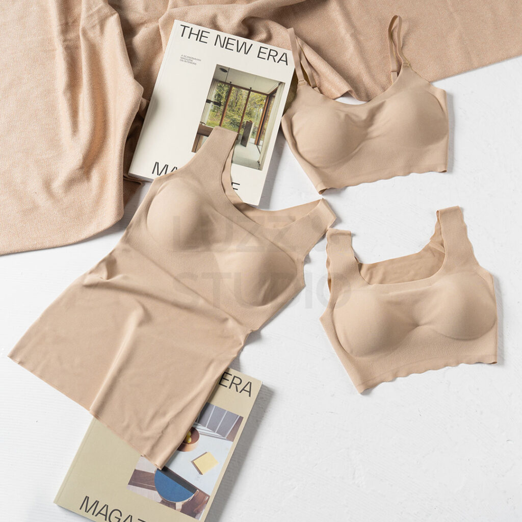 商品撮影:インテリア雑誌とラグを使って、生活感を演出したウェブサイト・販促用の女性用下着