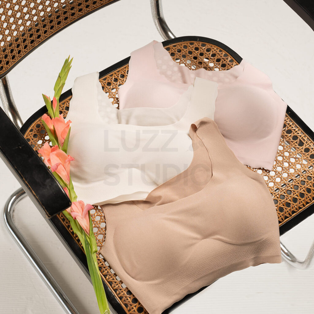 商品撮影:ラタンチェアを使って韓国風インテリアをイメージしZ世代に響くビジュアルを実現したウェブサイト・販促用の女性用下着