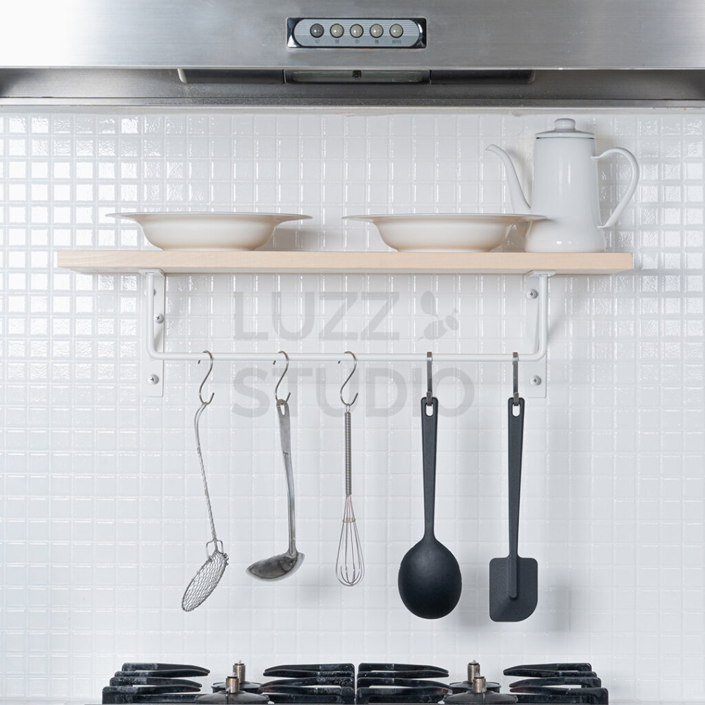 商品撮影:キッチンのあるスタジオで撮影したインテリア商材(棚受け金具・ブラケット)