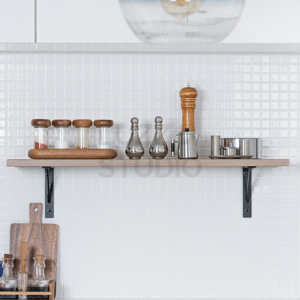 商品撮影:キッチンのあるスタジオで撮影したインテリア商材(棚受け金具・ブラケット)