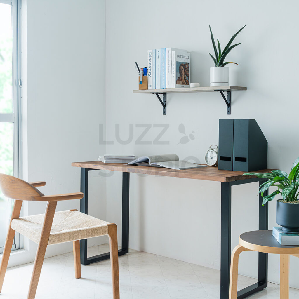 商品撮影:作業テーブルのあるスタジオで撮影したインテリア商材(棚受け金具・ブラケット)