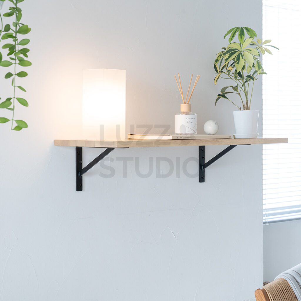 商品撮影:リビングのあるスタジオで撮影したインテリア商材(棚受け金具・ブラケット)