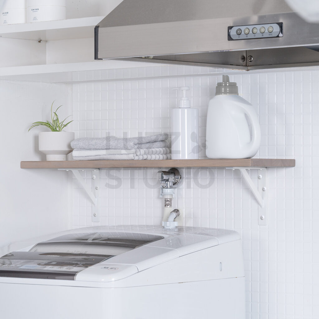 商品撮影:洗濯機のあるスタジオで撮影した実用的なインテリア商材(棚受け金具・ブラケット)