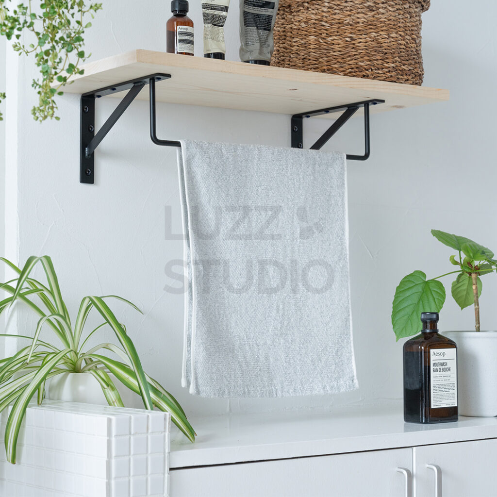 商品撮影:洗面台のあるスタジオで撮影したインテリア商材(棚受け金具・ブラケット)