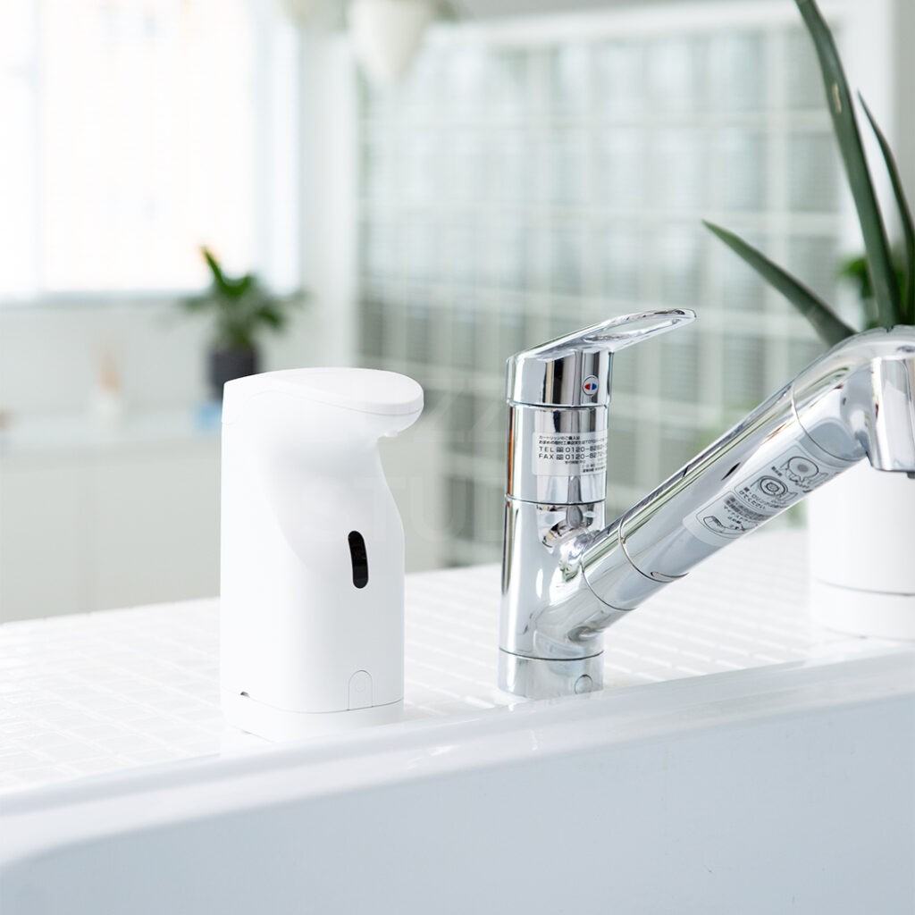 EC・カタログ用商品撮影:洗い場のあるスタジオで自然光で撮影したハンドソープディスペンサー