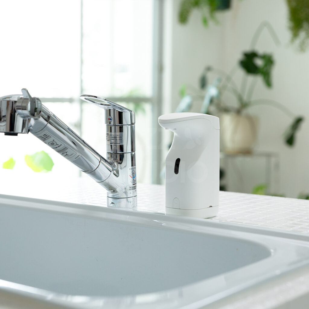 EC・カタログ用商品撮影:洗い場のあるスタジオで自然光で撮影したハンドソープディスペンサー