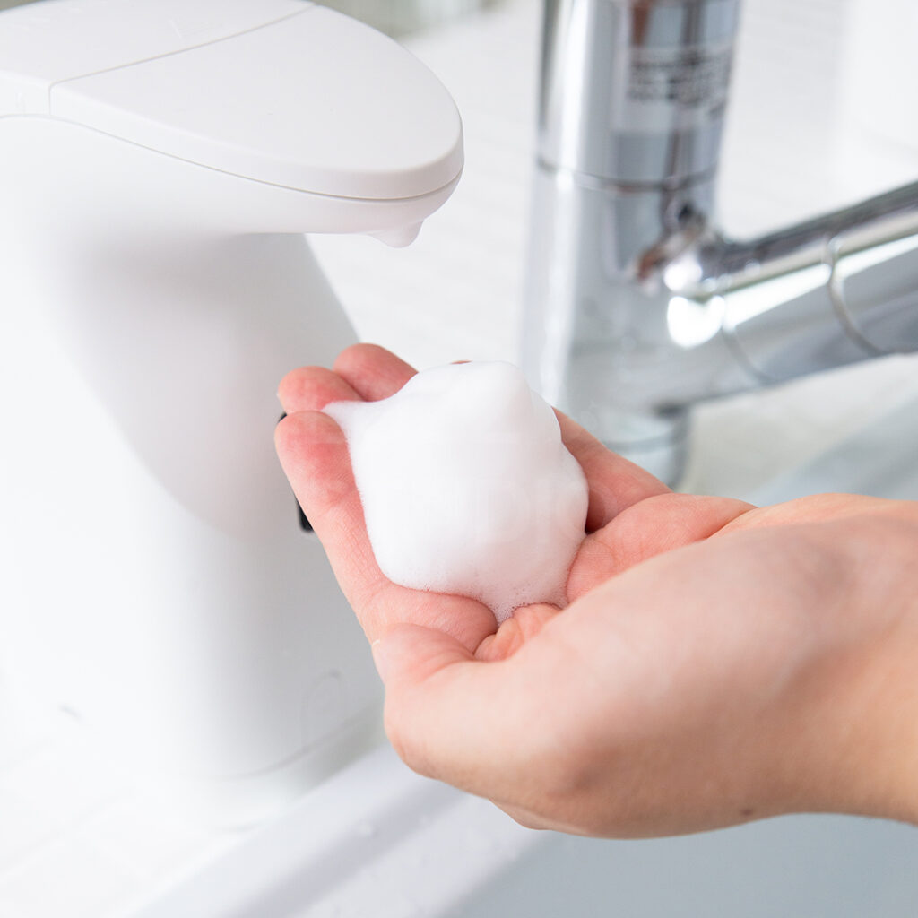 EC・カタログ用商品撮影:ハンドソープディスペンサーの泡を乗せた女性モデルの手