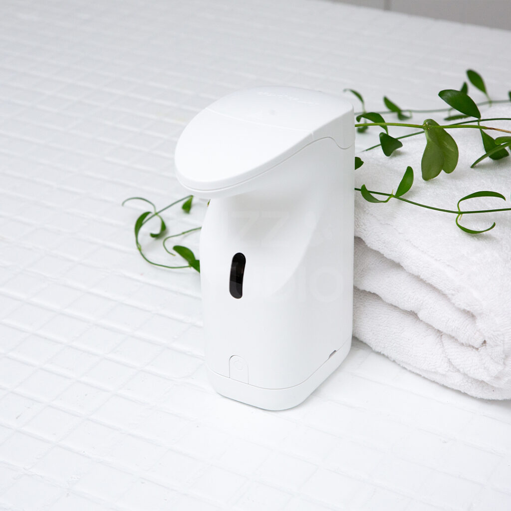 ECサイト・カタログ撮影:タイルキッチンで撮影した北欧風シチュエーションのハンドソープディスペンサー