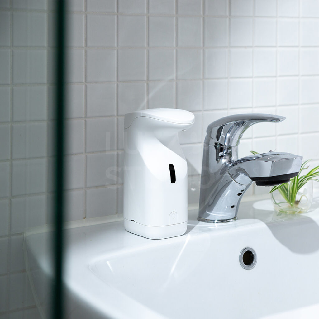 EC・カタログ用商品撮影:ガラス張りの洗面台を使って撮影したハンドソープディスペンサー