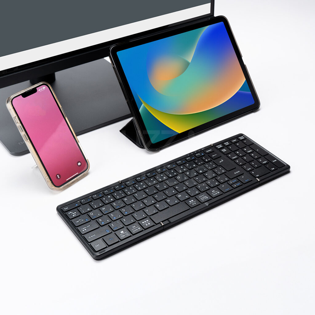 ECサイト・カタログ用:ガジェット機器(折り畳みキーボード)をパソコン、スマートフォン、タブレットで使用している商品撮影写真