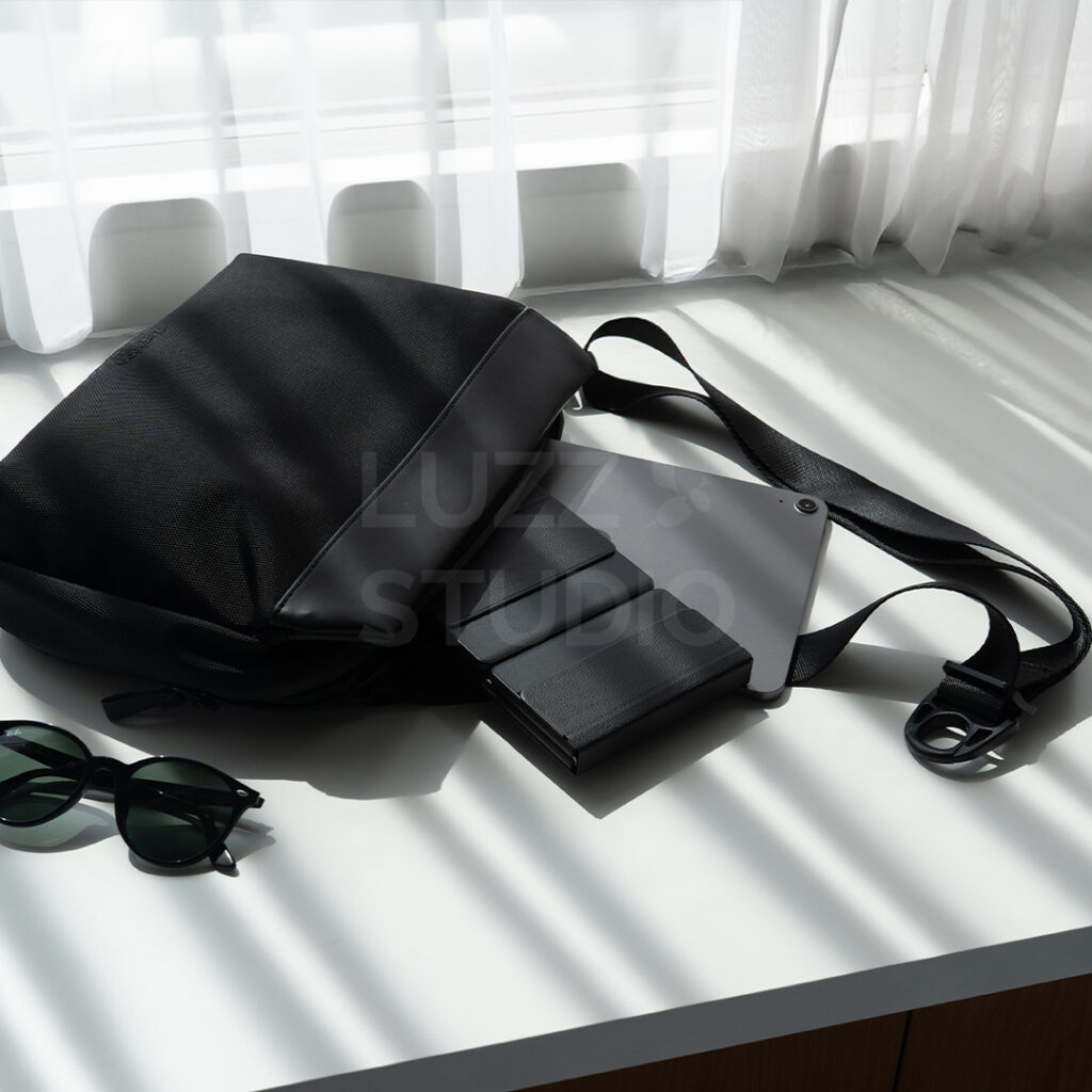 ECサイト・カタログ用:ガジェット機器(折り畳みキーボード)が鞄に入るシーン
