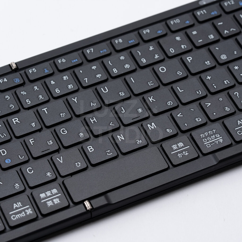 ECサイト・カタログ用:ガジェット機器(折り畳みキーボード)のボタンの商品撮影写真