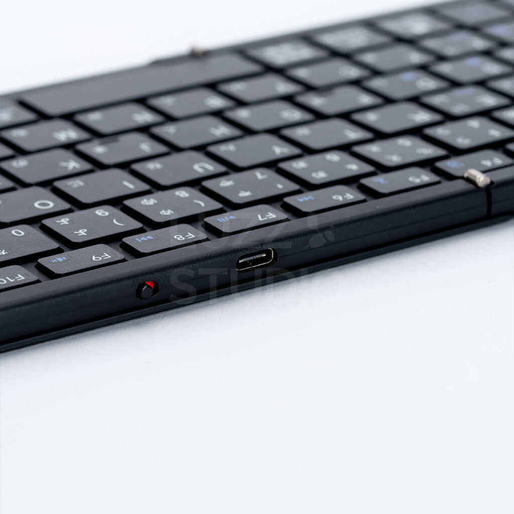 ECサイト・カタログ用:ガジェット機器(折り畳みキーボード)の充電端子usb-cの商品撮影写真