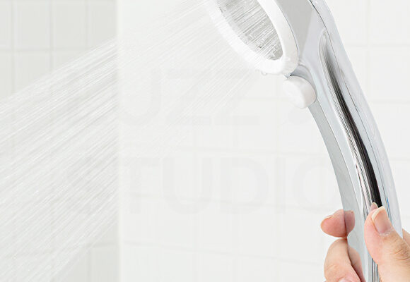 商品撮影：女性モデルの手で持たれた水を噴射しているシャワーヘッド