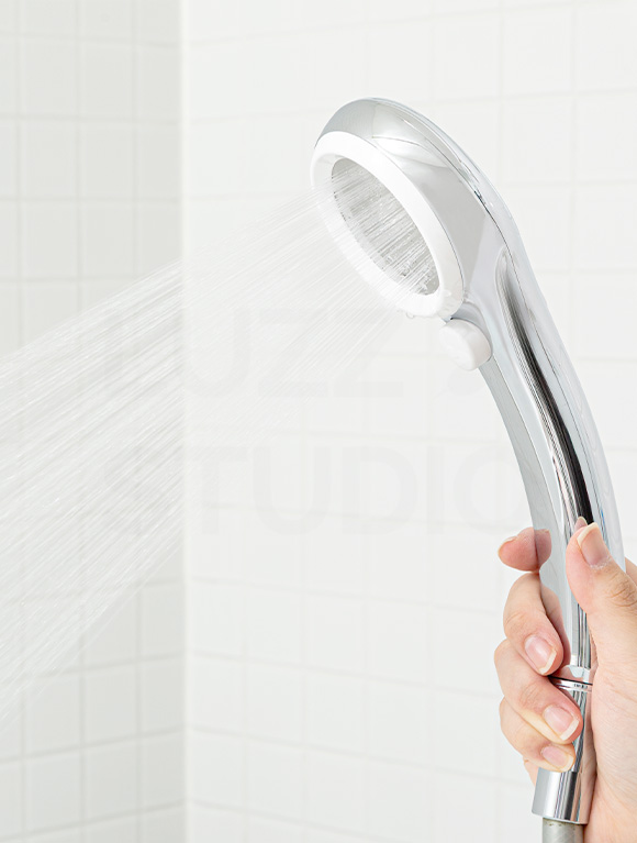 商品撮影：女性モデルの手で持たれた水を噴射しているシャワーヘッド