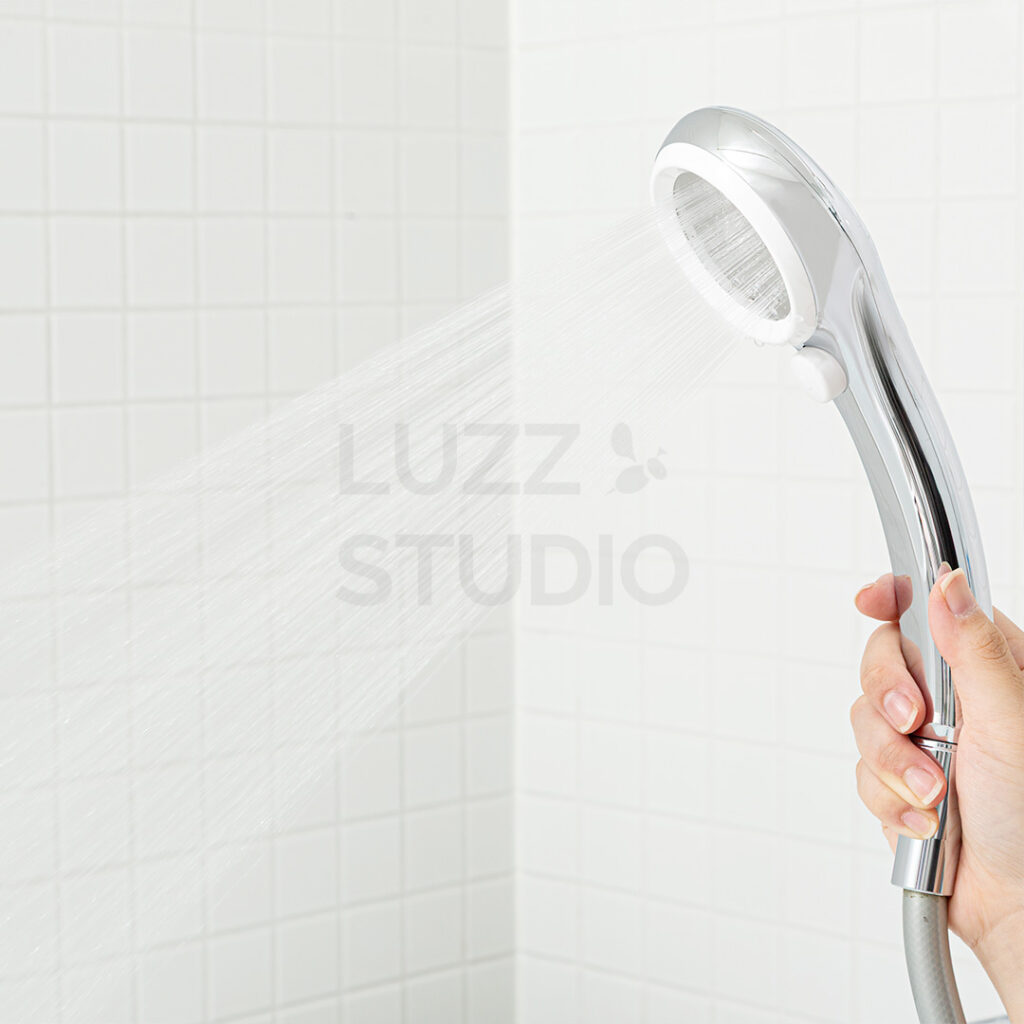 商品撮影:商品撮影:女性が手で持って水を噴射しているSNS・ウェブサイト・販促用のシャワーヘッド