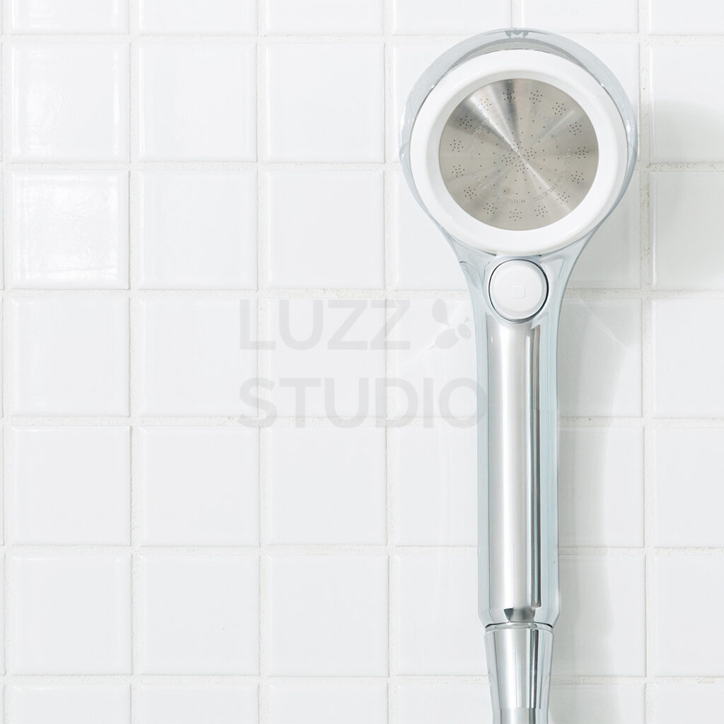 商品撮影:白タイル壁の浴室で撮影したウェブサイト・販促用のシャワーヘッド