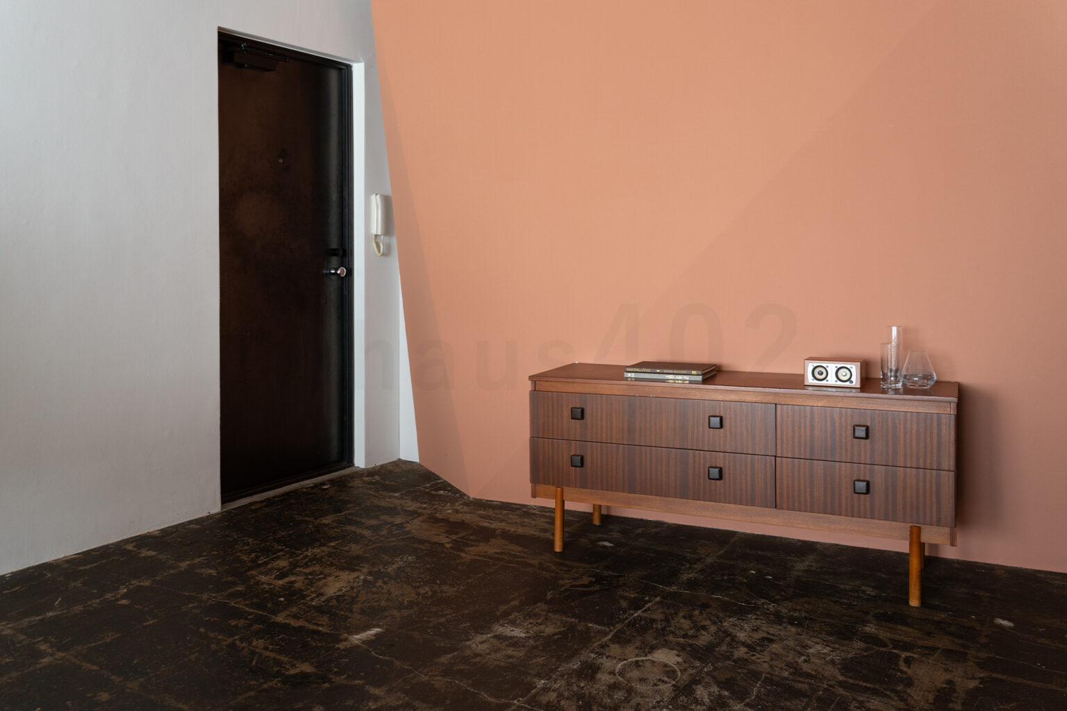 撮影代行会社・株式会社ラズスタジオが撮影依頼に対応する自社撮影スタジオ「haus402」の室内写真。