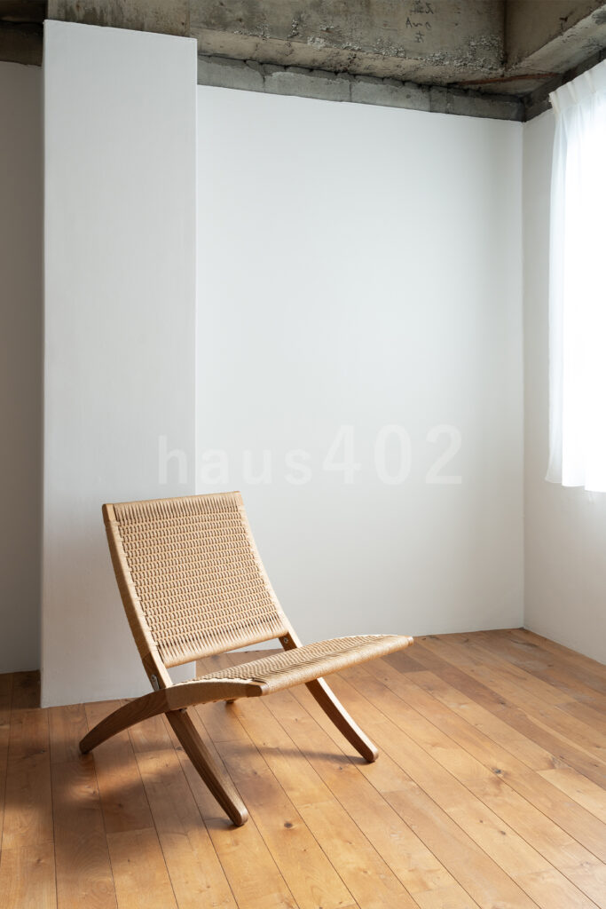 株式会社ラズスタジオの自社スタジオ「haus402」の無垢材床の空間で家具「MG501 Paper cord | Cuba Chair」を配置した写真