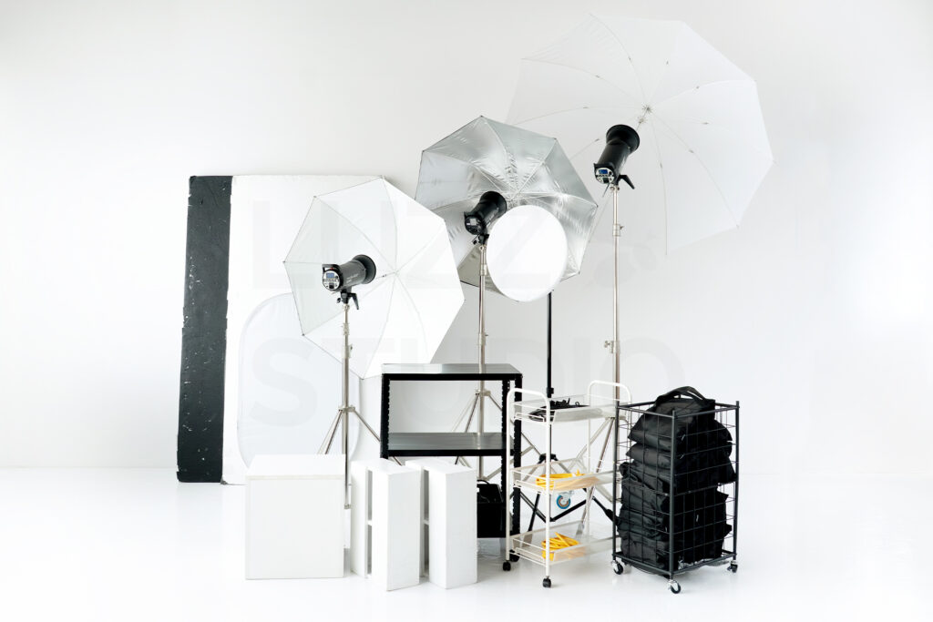 株式会社ラズスタジオの自社スタジオ「LUZZ STUDIO」の無料レンタル設備を集めた写真