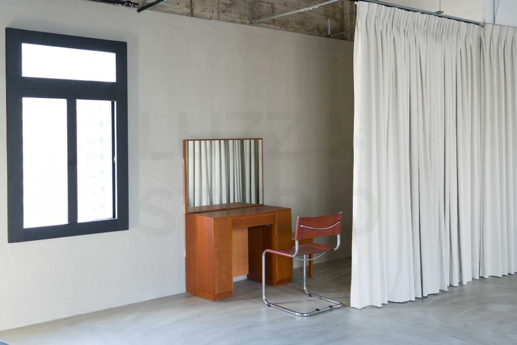 フィッティングエリア内にメイクスペース完備