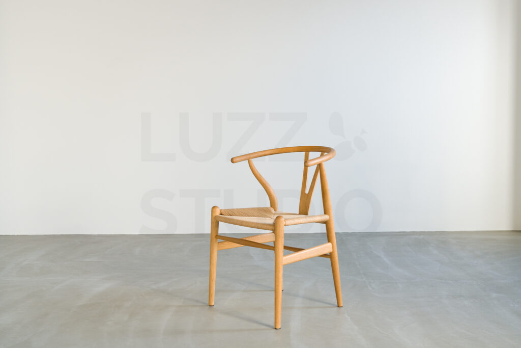 宣材写真やオーディション写真に最適な大阪のスタジオ。ノイズのない白背景と名作椅子が、被写体の個性を際立たせる洗練された撮影スポット