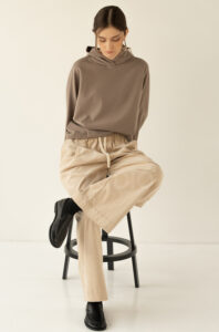 ミニマリズムを体現したスタインリング。それを引き立てるポージングをとらえる撮影技術