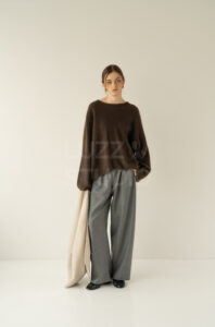 モデルの凛とした佇まいを引き出す撮影手法。自立した女性像を提示するブランドビジュアル