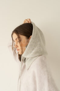 動きの中で生まれる自然なシワまで美しく捉える、上質なアパレル撮影のライティング