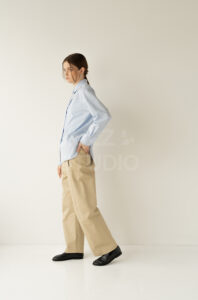 歩いた時の裾の揺れを捉えた一瞬のカット。服の機能美と造形美を同時に表現