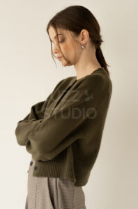 計算されたアンニュイなポージングによるモデル撮影。モード誌のような高い芸術性