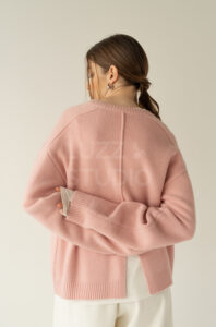 背中や袖の独特なカッティングを美しく見せる、アングルにこだわった撮影ディレクション