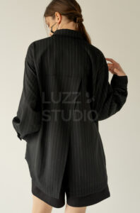 背中や袖の独特なカッティングを美しく見せる、アングルにこだわった撮影ディレクション