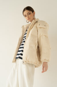 モデルの凛とした佇まいを引き出す撮影手法。自立した女性像を提示するアングルにこだわった撮影ディレクション。