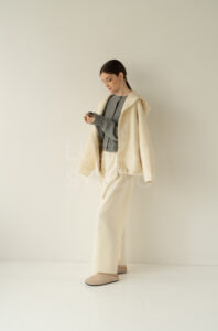 モデルの凛とした佇まいを引き出す撮影手法。自立した女性像を提示するブランドビジュアル